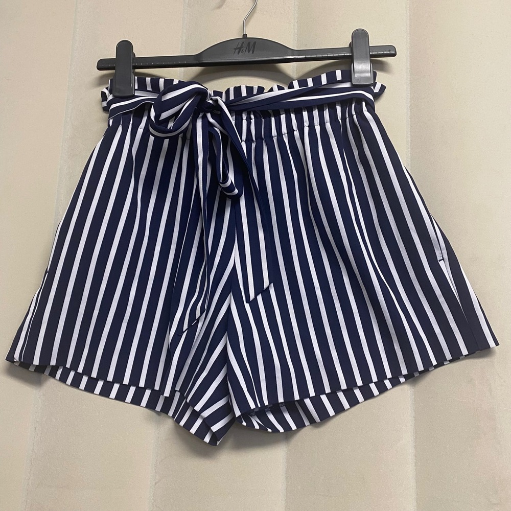 New York & Company 7th Avenue Design Studio Women's Shorts Small Paperbag Stripe